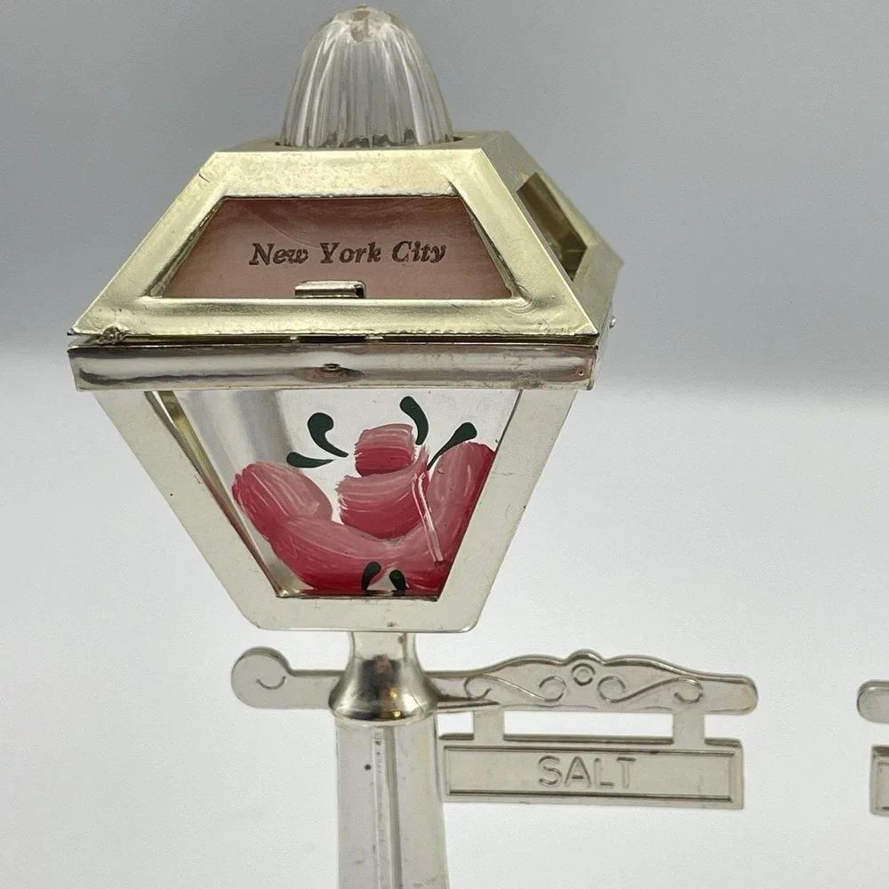 Vintage New York City Lamp Post Salt And Pepper Shakers Souvenir‎ Mid Century